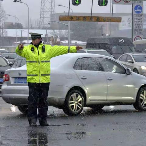 暴风雪中的上海杨浦交警