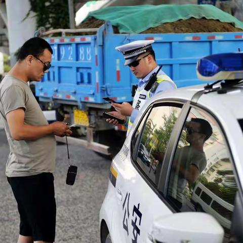 检查整治超载车辆，确保道路行车安全