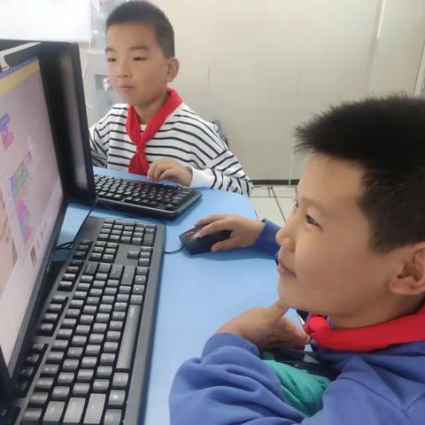 解放路小学周四编程社团《挖矿达人》课堂剪影
