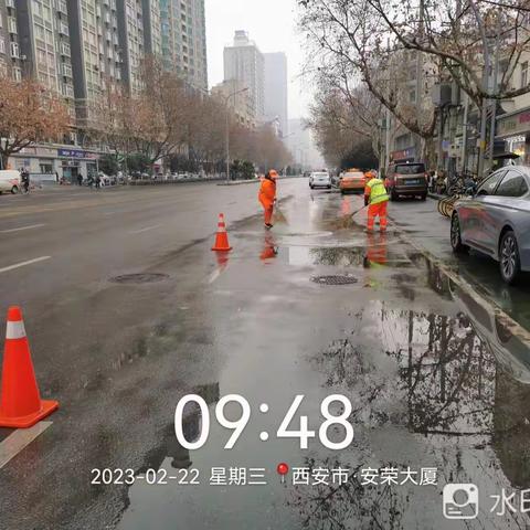 【雁塔产业园～明堂环卫】风雨无阻，以雨为令；借雨洗路，雨停路净