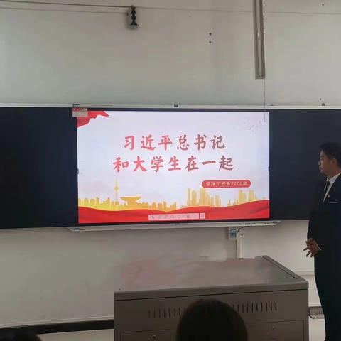 习近平总书记和大学生们在一起