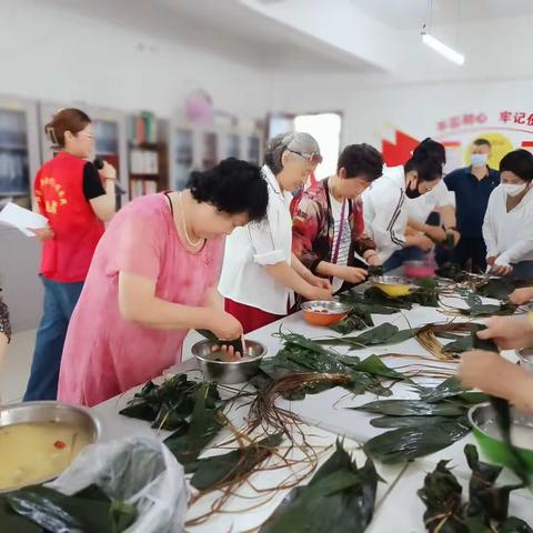 端午送暖阳  “棕”情系环卫  迎秋西里社区新时代文明实践站端午慰问活动