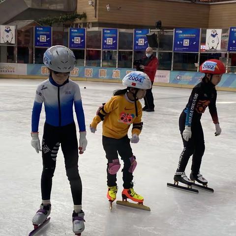 我校王若冰同学在石家庄市第四届冰雪运动会青少年滑冰比赛中斩获佳绩