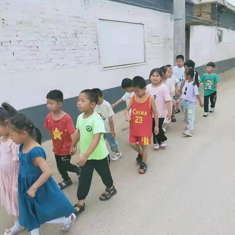 “走进小学，体验成长”东黑堡幼儿园大班幼儿参观小学活动！