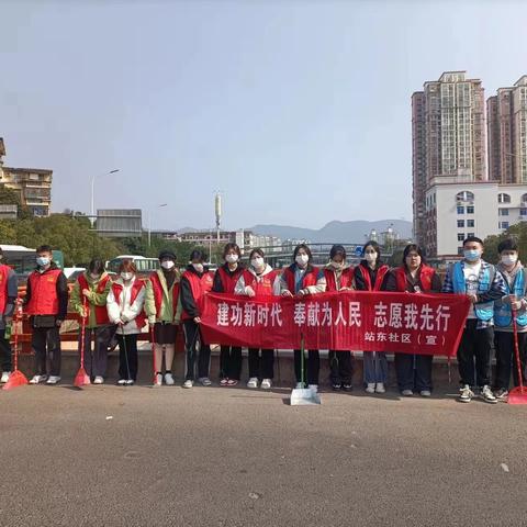 站东社区开展三八妇女节巾帼河长活动
