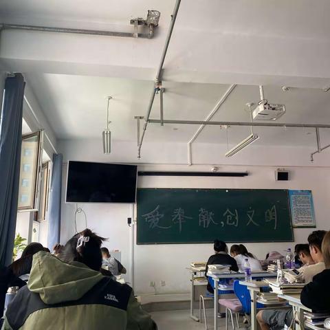 《爱奉献，创文明》