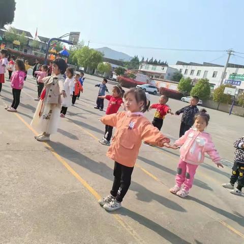 我爱幼儿园上集镇刘庄中心小学幼儿园早操掠影