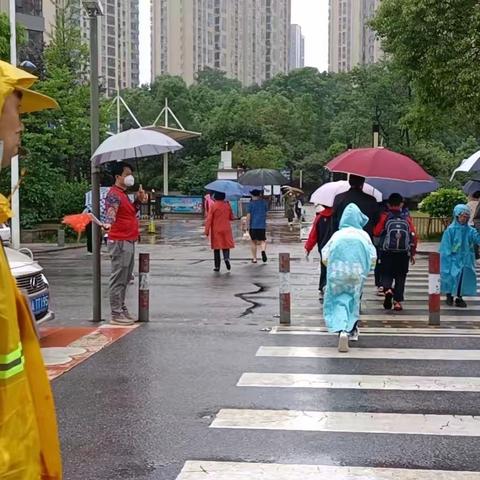 爱心护岗 暖心护行———记博才卓越小学一年级（七）班爱心值日活动