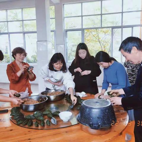 春雨润于心，清明溶于情💐南岩光辉小学教师包清明粿活动