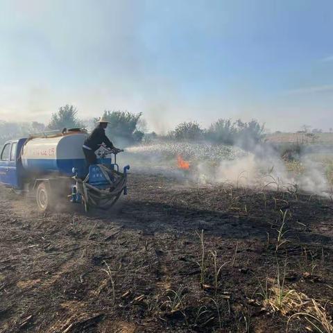 七叉镇重合村：地头秸秆着火，村干部秒变救火员