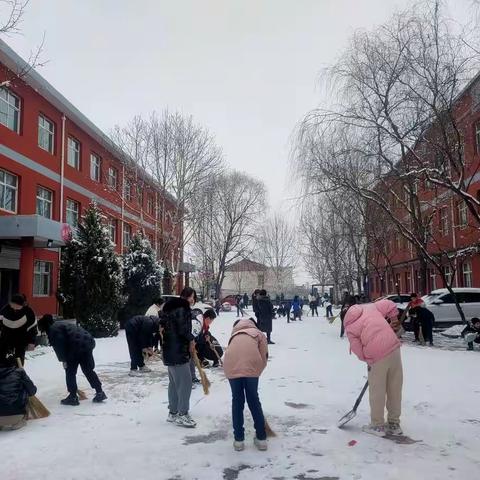 雪花纷飞扮校园，扫雪除冰暖人心