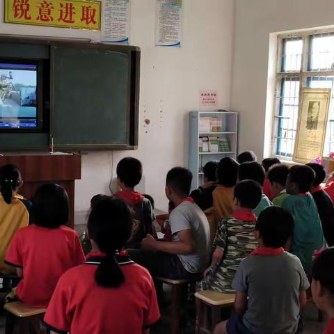 4.19陀小组织全校观看抗日战争教育电影