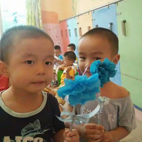 明天是母亲节，祝全天下妈妈节日快乐！妈妈是您把我带到这世界，把我养大，有千言万语想对您说，妈妈您辛苦了！