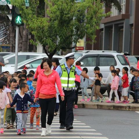 今早，交警叔叔把孩子带出了幼儿园 ――市二幼山水园区交通安全知识普及活动