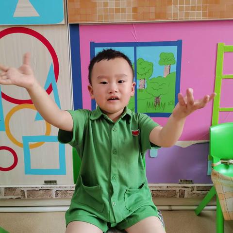 二宝来幼儿园了，宝贝们格外开心