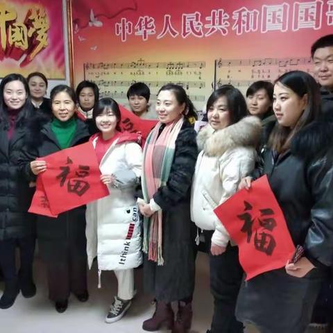 盛和办荣盛社区送图书、送对联，温暖居民心