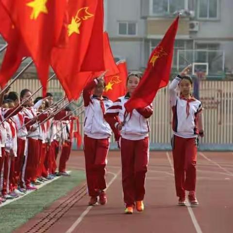 10月13日是建队日，这一天每个孩子都成为了一名少先队员，这和每个孩子的努力分不开