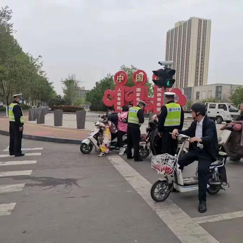 【凝心聚力再出发 交警创城在行动】让道路更通畅 让出行更文明（六）