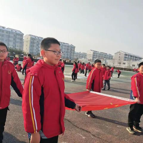 当有凌云志，不负少年时。同升一面旗，共唱一首歌！