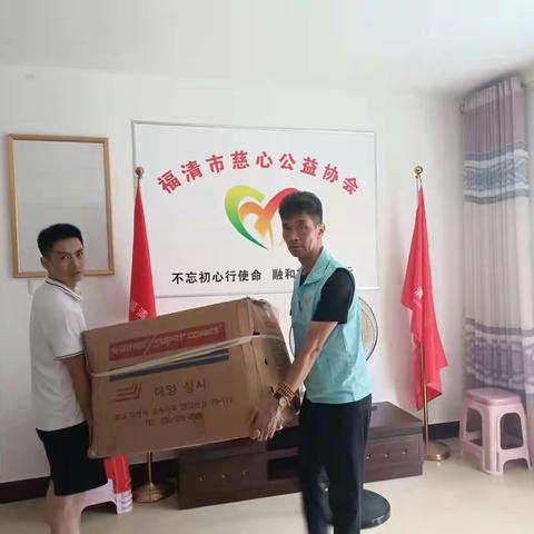关爱老人，以鞋代情