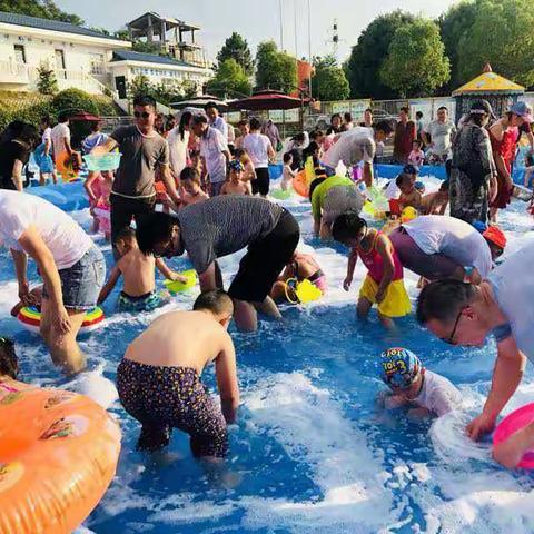 小雨点幼儿园2019届“清凉一夏，欢乐戏水”毕业季亲子活动