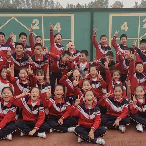 四年级八班队列队形比赛