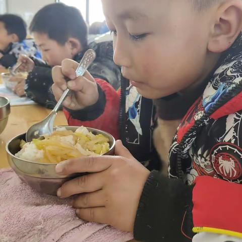 怀仁学校习惯养成———自主用餐