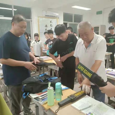 加强安全排查，创建平安校园——老冢一中管制刀具、手机等物品的排查