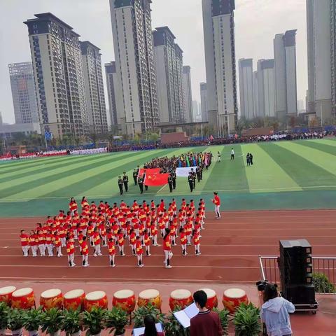 霞染枫红.丹桂飘香，金秋的十月，北大培文学校全体师生沐浴着秋日的朝阳，享受着清爽的晨风，迎来了一年一度的。