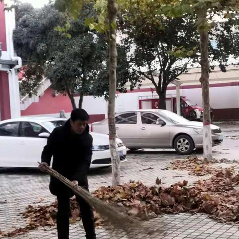 自小多才学，平生志气高。别人怀宝剑，我有笔如刀。   ——记西安市第五十中学八年级硬笔书法大赛