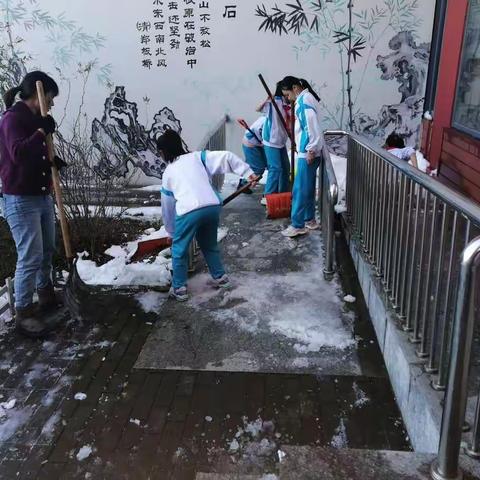 保畅通 保安全——小站第四小学教职工与学生齐心协力共同清理积雪