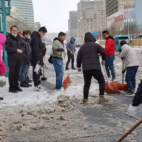 风雪中的桥东人