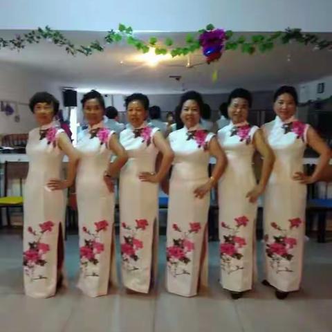 舞蹈是一门艺术，优美的舞姿，给人以美的熏陶，婀娜多姿，让人如痴如醉。请欣赏