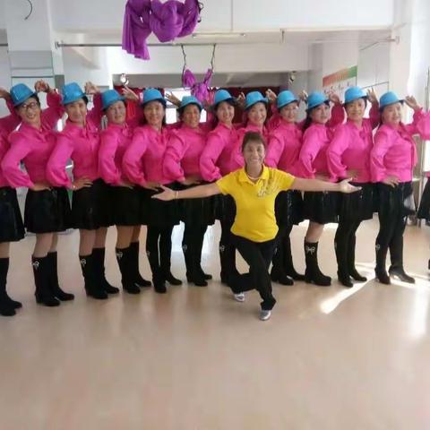 舞蹈队的姐妹们