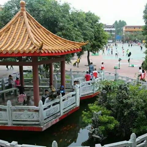 春光无限好!美丽的校园蕴含着丰富的知识，一年级学生的书法优秀学员。