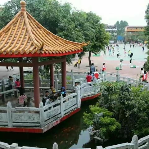 翰墨飘香，渲染着整个校园。三年级的小小书法家