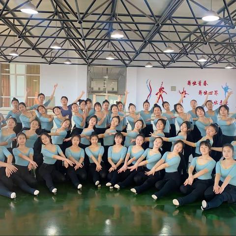 世间所有美好 都需要我们一起踮起脚尖努力争取.