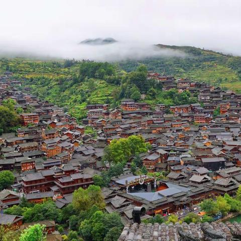 千户苗寨白天与夜景名不虚传