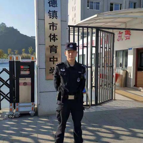 新型警力护校园  撑起校园“平安伞”