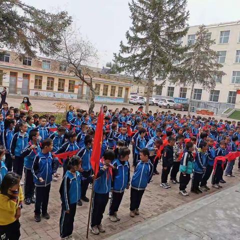 红领巾心向党 争做新时代好队员       ——多二小学开展2020年少先队建队日主题活动