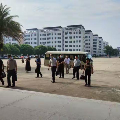 教研引领 潜心备考——记茂名市教研员莅临电白高级中学政治科组进行高三一轮复习指导活动