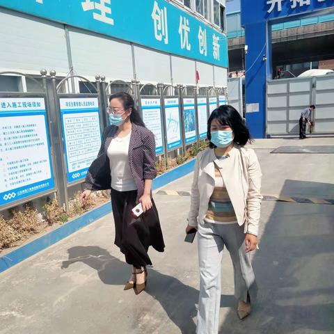 全福“工长”深入工地检查，面对面倾听民工意见