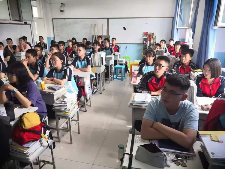 土默特中学385班职业大讲堂
