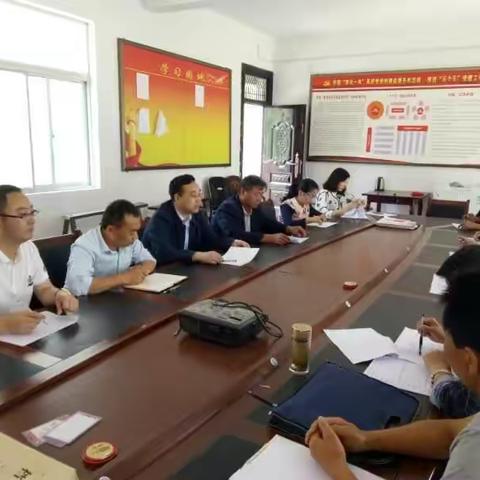 县编办深入色河铺镇向阳沟村常态化开展“扶贫日”活动