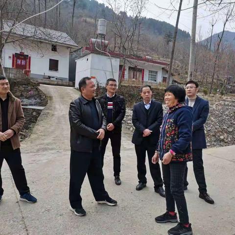 山阳县委编办主任王波深入高坝店镇双寨村督导巩固脱贫攻坚成果后评估工作