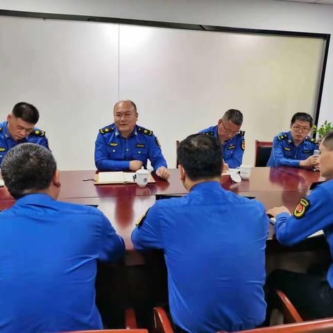 鹿城区综合行政执法局党组书记、局长陈跃龙莅临南汇中队调研工作