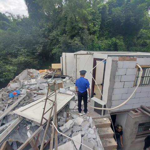 【仰义中队】房东顶层加盖出租房，执法及时拆除消隐患