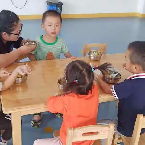 西安市高陵区通远第二幼儿园小一班第一周宝贝开心的生活