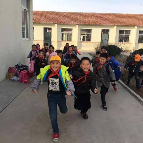 欢快的步伐纯真的笑脸