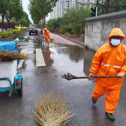 【雨中，环卫工人显担当】